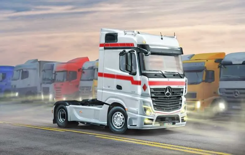 Italeri Model Cars 1/24 Mercedes-Benz MP4 Big Space Kit